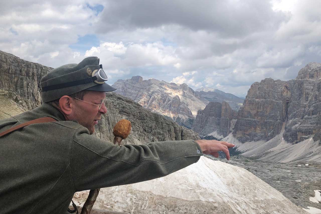 Der Kaiserjäger zeigt den Touristen die Stellungen der Alpini