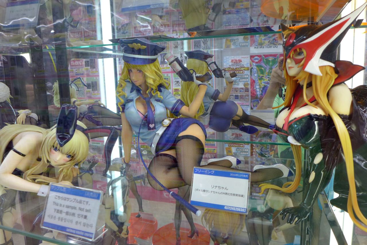 Interessantes Souvenir – Anime Puppen aus Den Den Town Osaka