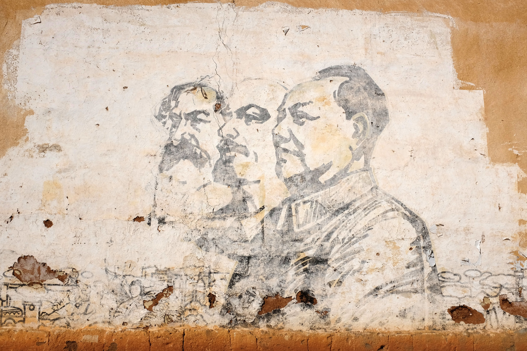 Marx, Lenin und Mao halten sich an der Tempelmauer seit der Kulturrevolution 