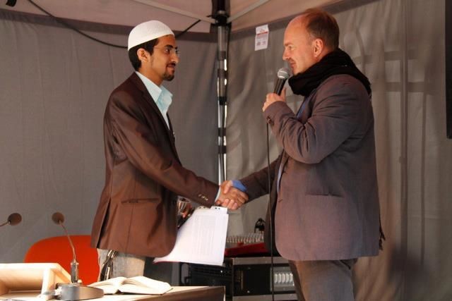 Mit einem Vertreter des Zentralrats der Muslime bei der öffentlichen Lesung von Koran, jüdischer und christlicher Bibel vor der Synagoge in der Oranienburger Straße in Berlin