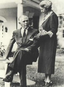 George und Katherine Marshall vor Dodona Manor, 1949 (Bild: George C. Marshall Foundation)
