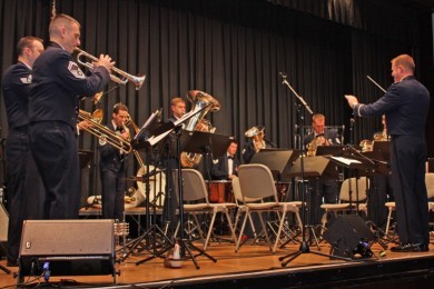 Auf Einladung der George-Marshall-Gesellschaft war die Band der US Air Forces in Europe (USAFE) in der Stadthalle Eschborn zu Gast. Das Programm mit weihnachtlicher Musik in verschiedenen Stiilen begeisterte vor vollem Haus. (Bilder: MTK) (9.12.2010)