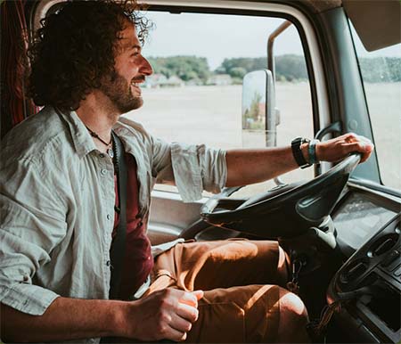 Franz on the road am Steuer seines LKWs