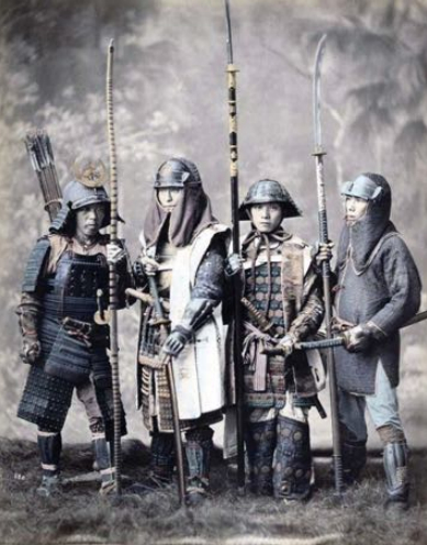 Samurai giapponesi in armatura con diverse armi (1880 circa).