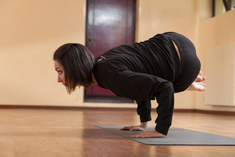 Dojo Maharishi Sathyananda - Yoga - Parsva Kakasana