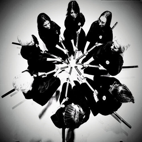 Immagine di donne che praticano ai jutsu formando un fiore visto dall'alto in occasione della festa delle donne