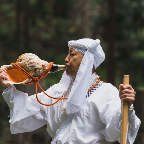 yamabushi che suona il kanaboro