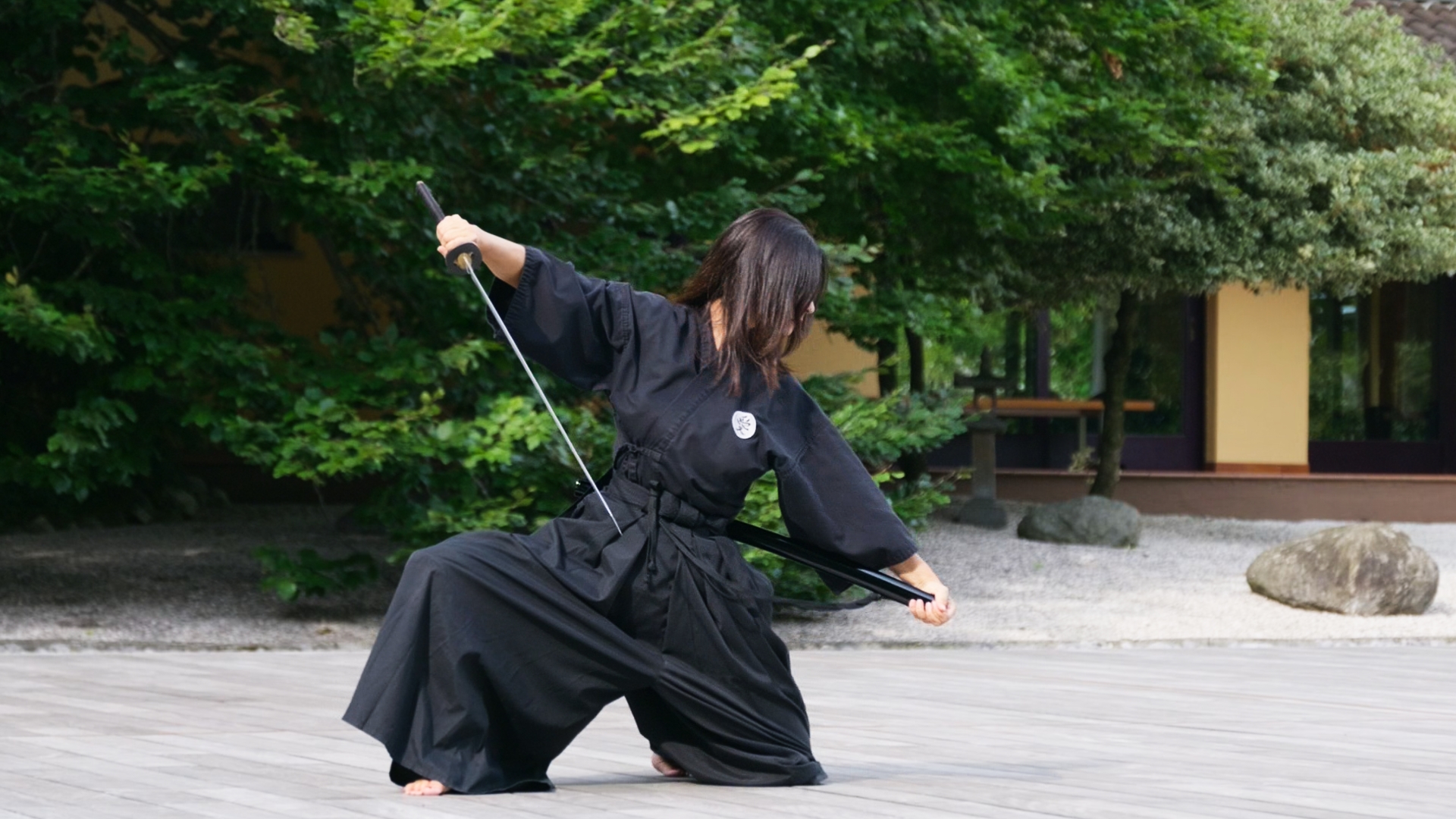 insegnante che pratica ai jutsu al dojo di pavia