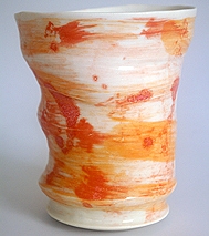 Porzellan Becher orange-rot engobiert und transparent glasiert