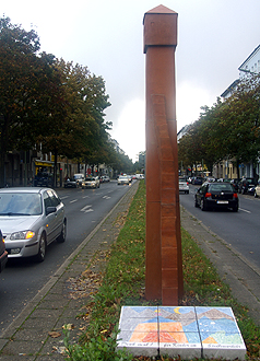 Denkmal für Kinder im Straßenverkehr (2006): Stele,  H: 3,70 (Rachel Kohn)