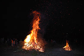 loderndes Feuer des Grubenbrandes