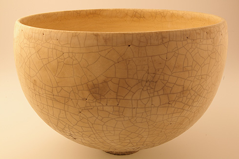 große Raku Schale mit matter Glasur und großem Kraklee