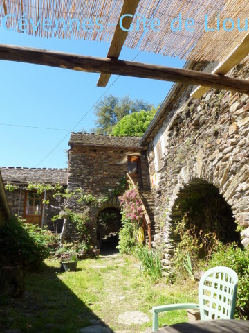 Gite de liou - Cévennes - La cour du mas