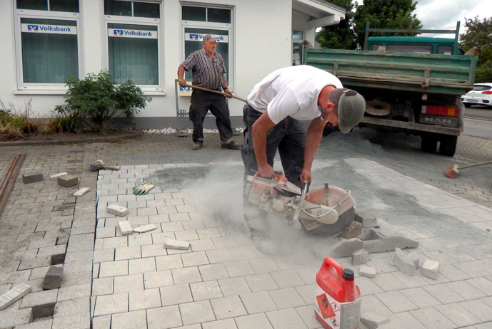Der ehemalige Brunnenstandort wird gepflastert (28. Aug. 2020)