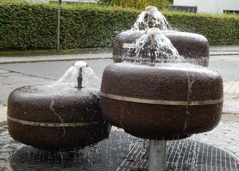 Ehemaliger Brunnen vor der Volksbank in Pluwig (Juni 2012)