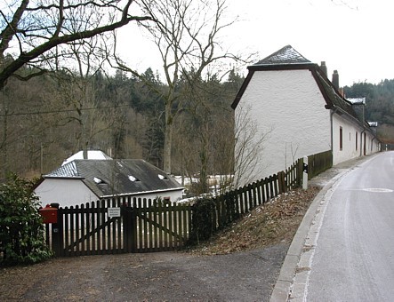 Pluwiger Hammer. Zufahrt zum Hammergelände. Das Gelände ist in Privatbesitz. Respektieren Sie die Privatsphäre!