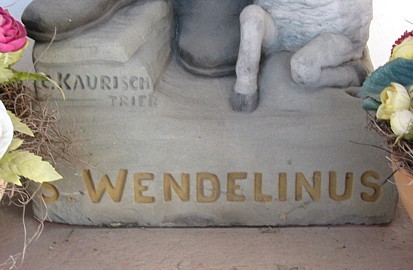 Wendelinus-Statue; Inschrift "C. Kaurisch" (= Carl Kaurisch)