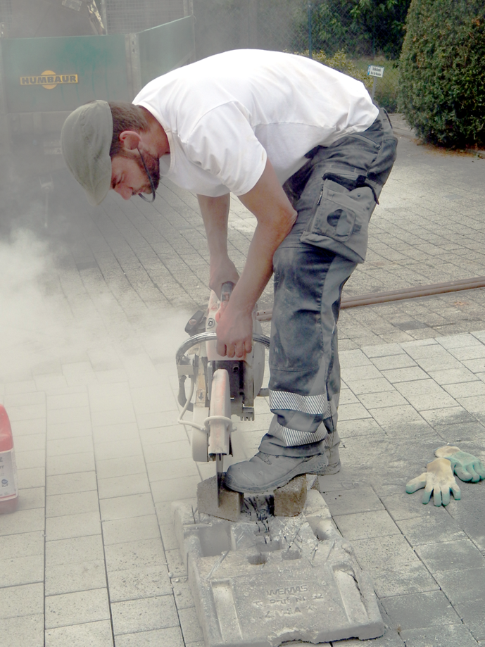 Zuschnitt von Pflastersteinen für den VoBa-Vorplatz  (28. Aug. 2020)