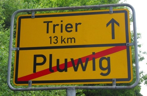 Hinweisschild Pluwig-Trier 13 km. Foto: Theophil Schweicher