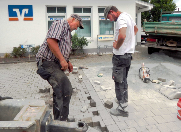 Brunnenstandort (nach Abtragung des Brunnens) wird eingeebnet und gepflastert (28. Aug. 2020)