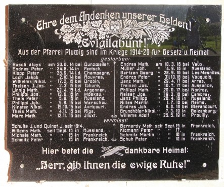 Pluwig. Marmortafel mit den Namen der Gefallenen aus Pluwig im 1. Weltkrieg