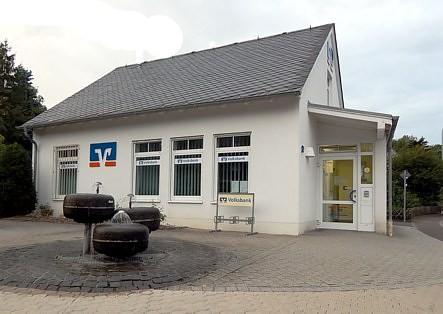 Ehemaliger Brunnen vor der Volksbank in Pluwig (Juni 2012)