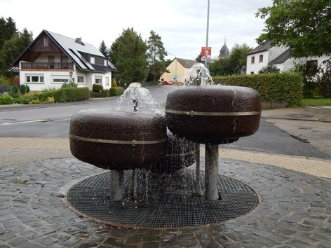 Ehemaliger Brunnen vor der Volksbank in Pluwig (Juni 2012)