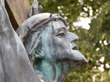 Pluwig. Kriegerdenkmal. Das Haupt des gequälten Christus (von Anton Nagel)