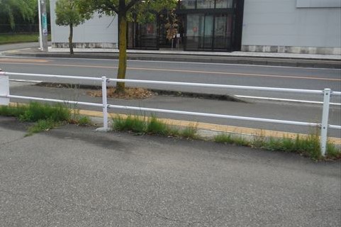 ガードレール修繕｜福井の道路舗装工事・外構修繕事・駐車場区画線工事のことなら(株)前建