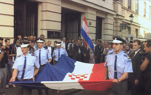 Suljo Čehajić bio je jedan od prvih koji je nosio na šapki hrvatski grb i koji je nosio hrvatsku zastavu 