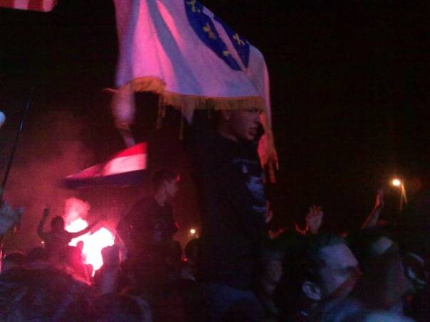 Čavoglave, 5. kolovoza 2010. U vrieme Thompsonovog nastupa dok je pjevao ,,Bojna Čavoglave''. Vijore se bosanski ljiljan i šahovnice.