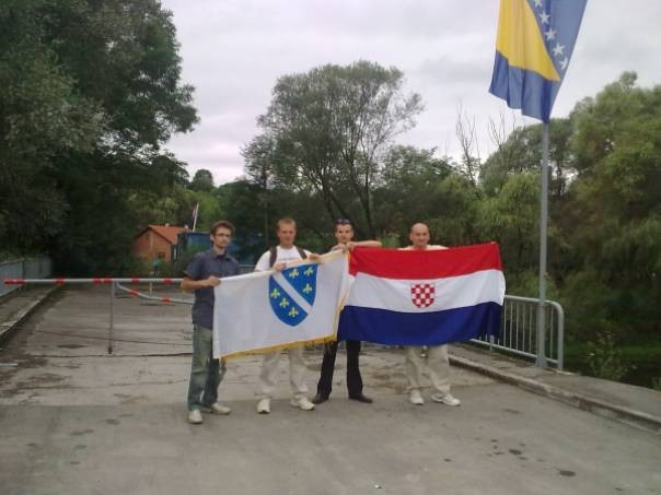 Na koranskom mostu u Tržačkim Raštelama (BiH), gdje su se susreli krilnik HV-a Mareković i krilnik Armije BiH Dudaković, 6. kolovoza 2010. hrvatska šahovnica i bosanski ljiljan zajedno.
