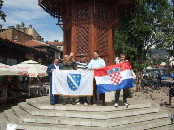 Na Baščaršiji u središtu Sarajeva. Rujan 2010. Bosanska i hrvatska zastava zajedno. Bosna i Hrvatska.