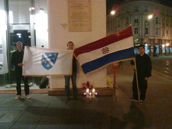 Na Trgu bana Josipa Jelačića u Zagrebu, izpried spomenploče prosinačkim žrtvama, proljeće godine 2010. Hrvatska šahovnica i bosanski ljiljan zajedno.