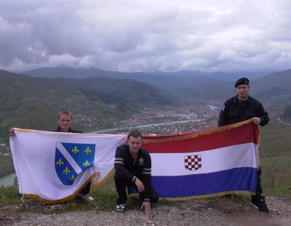 Iznad Goražda i rieke Drine, mjesec travanj 2010. bosanski ljiljan i hrvatska šahovnica zajedno.