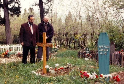 Dva groba u Bosni jedan do drugog - katolički i muslimanski. Groblje Liska u Mostaru, blizu Franjevačkog samostana.