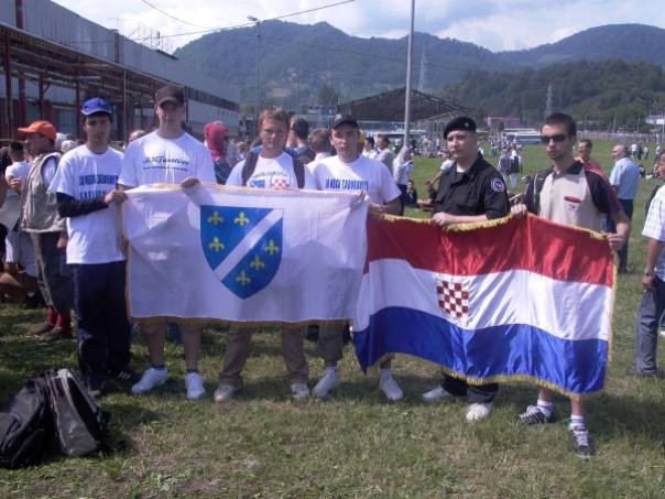 U Srebenici (Potočari), 11. srpnja 2010. Hrvatska i Muslimanska zastava - ljiljan i šahovnica
