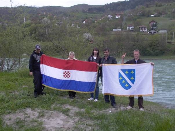 Na desnoj obali rieke Drine, između Foče i Goražda, mjesec travanj 2010. bosanski ljiljan i hrvatska šahovnica zajedno.