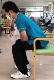 2.おじぎをするように体を前に倒します。