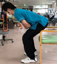 3.膝・足先に体重をせながらゆっくりとお尻を上げ、立ち上がります。