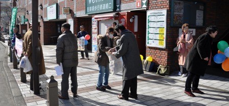 署名に応じる市民の皆さん