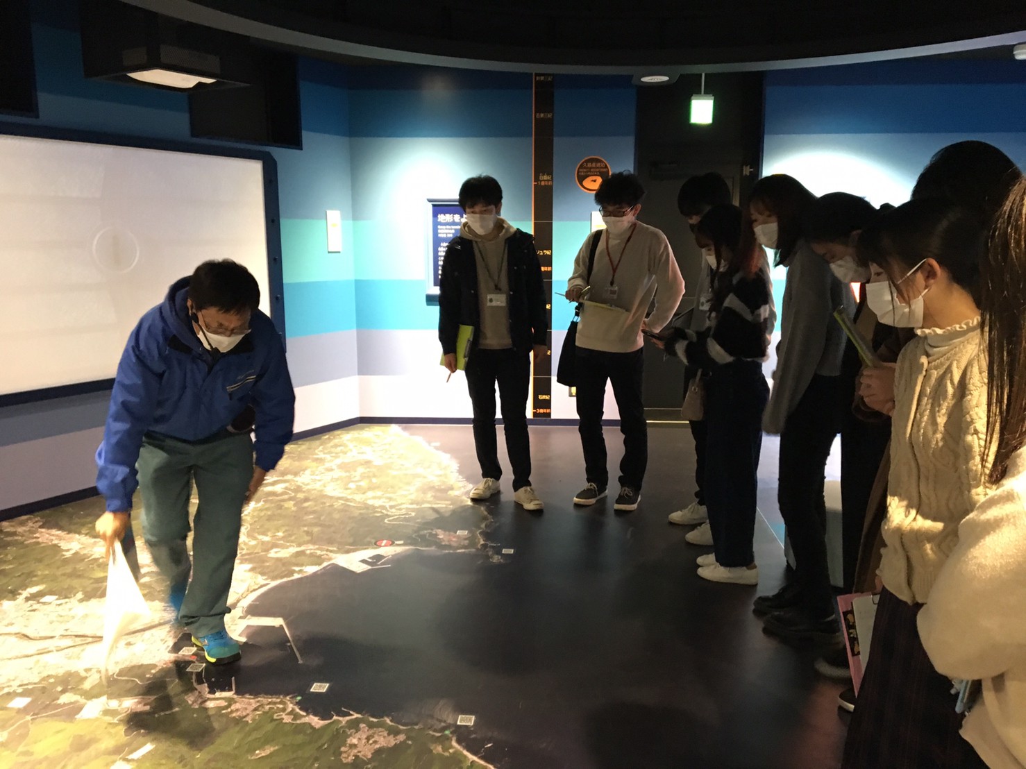 床に描かれている久慈市のマップを基に、震災時の津波の浸水域について聞きました