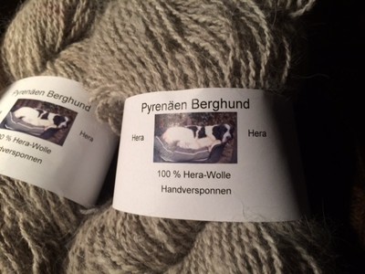 Diese wunderbare Wolle stammt von meiner Hera, dem Pyrenäen Berghund. Auf einem Weihnachtsmarkt lernte ich Hannelore kennen, die Wolle, auch die von Hunden und Katzen verspinnt, wäscht und zu Wolle verarbeitet.