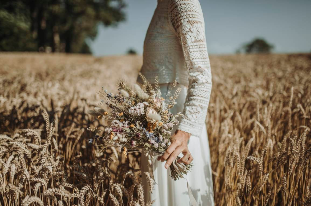 Brautkleid Zweiteiler Boho: Nachhaltig und Stilvoll : Ein umweltfreundlicher Brautkleid Zweiteiler im Boho-Stil aus Bio-Baumwolle und Baumwollspitze, der Nachhaltigkeit mit stilvoller Eleganz vereint.