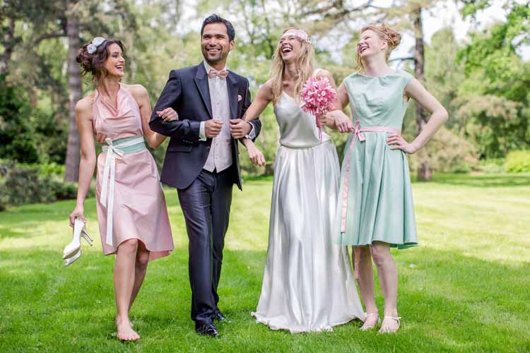 Brautkleider Trends: Kleid „Sternentanz“ rosa, Zweiteiler Ani ivory, Cocktailkleid Sonnentochter mint