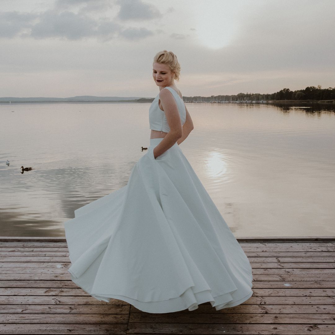schlichter Brautkleid Zweiteiler im minimalistischen Stil