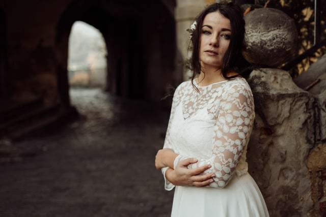 kurzes zweiteiliges Brautkleid, Spitzentop "Sina" in ivory mit kurzem Brautrock "Ima"