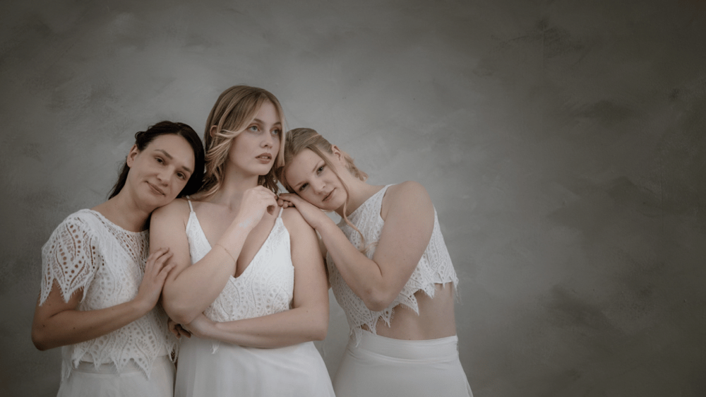 Modernes Crop-Top aus Spitze für die Hochzeit Modernes und freches Crop-Top aus Spitze für die Hochzeit, kombiniert mit einem hochtaillierten Brautrock.