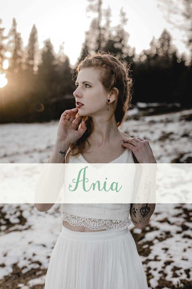 zweiteiliges Hochzeitskleid: Spitzentop ~ Ania ~ mit Tüllrock ~ Enna ~ Die neue elementar Brautkollektion NO FAIRY TALE besticht durch natürliche Lässigkeit und nachhaltige Materialien.