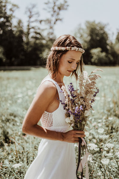 Minimalistisches Hochzeitskleid für bewusste Bräute: Reduziertes Design, natürliche Stoffe und perfekte Passform – gefertigt im Elementar Atelier in Hannover.